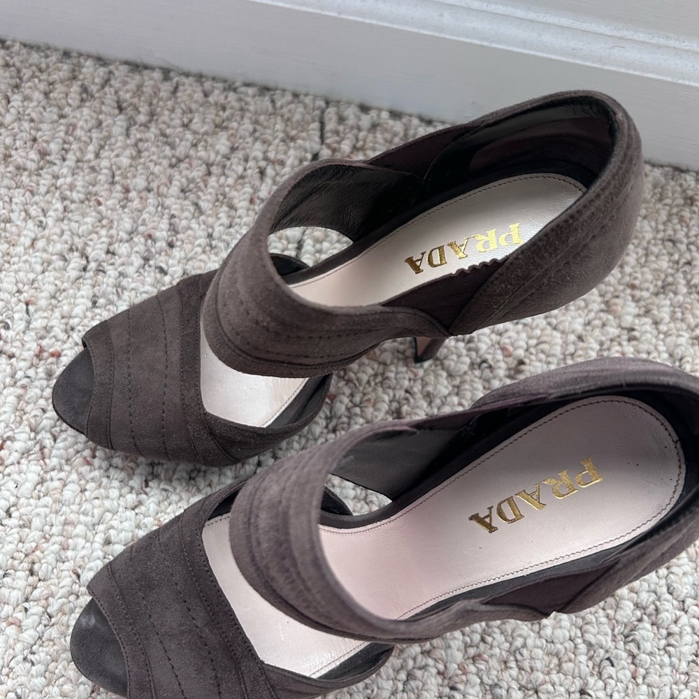 Beautiful Prada Camoscio Suede Pumps! These are stunning!